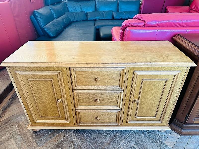 869 Komoda rustikální 3-řadá frézovaná masivní provedení