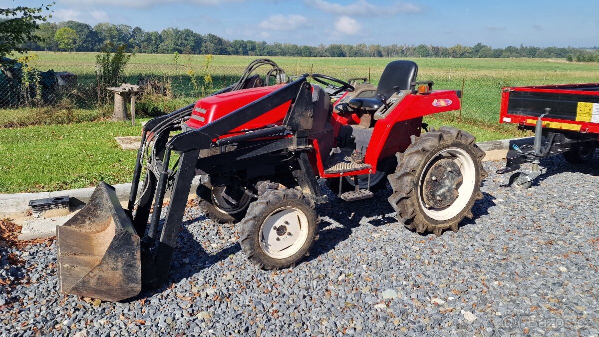 Malotraktor Yanmar s čelním nakladačem