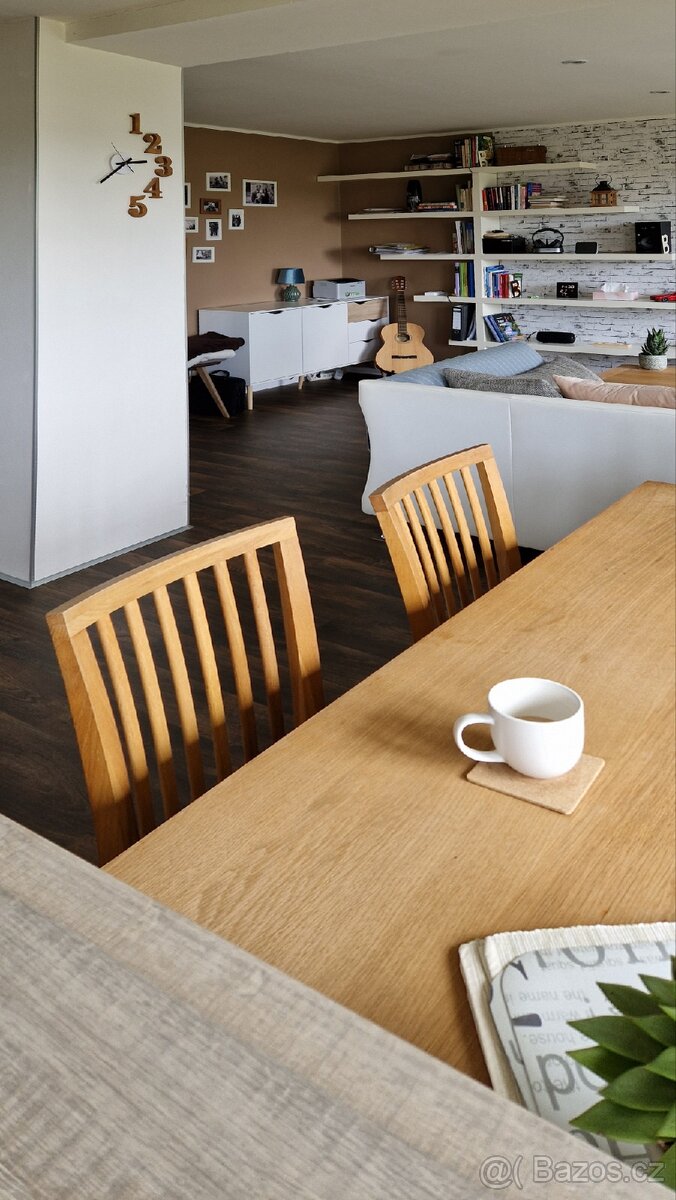 Jídelní stůl s židlemi