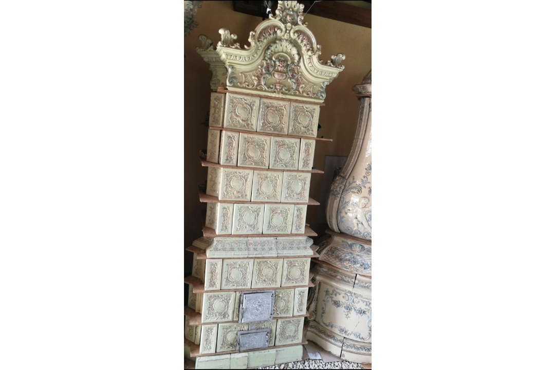 Kamna Kachlova Starozitná