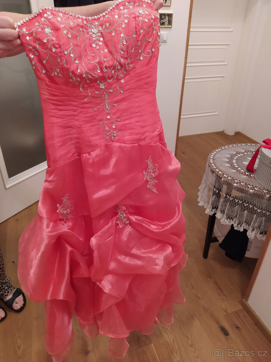 Šaty do tanečních, plesu