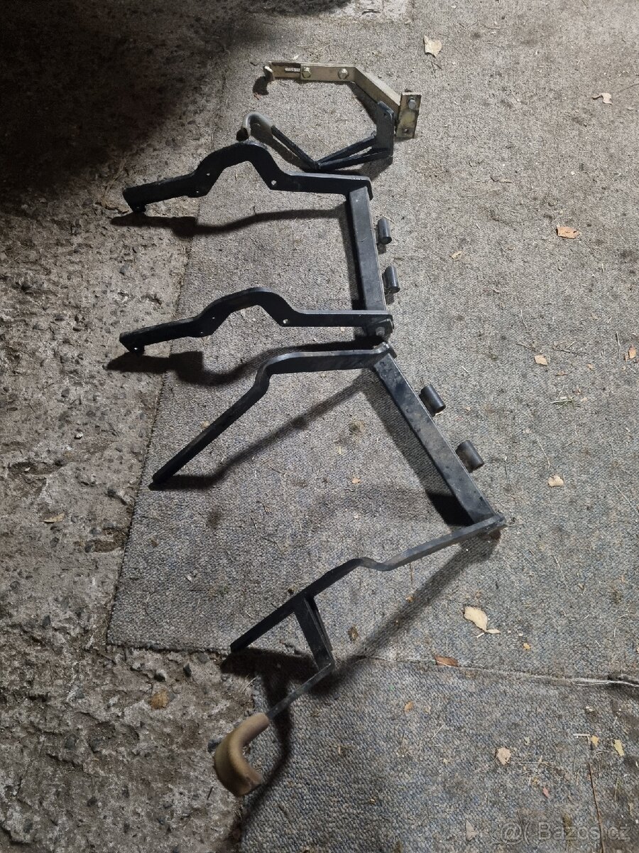 Přední držák radlice na zahradní traktor.