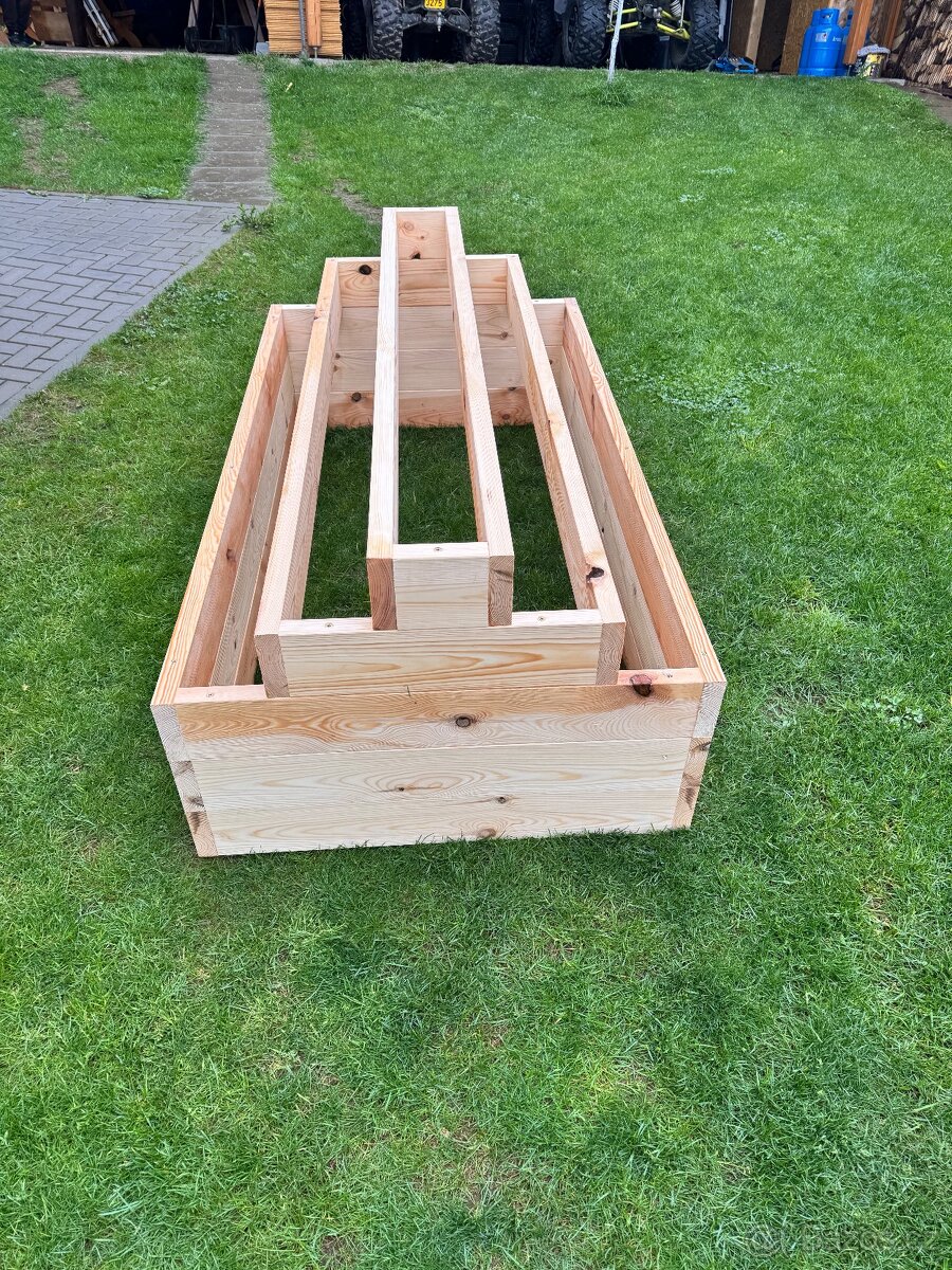 Vyvýšený záhon/truhlík na jahody