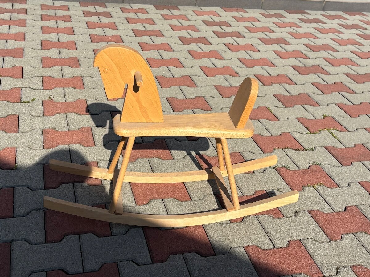 Dřevěný houpací koník pro děti