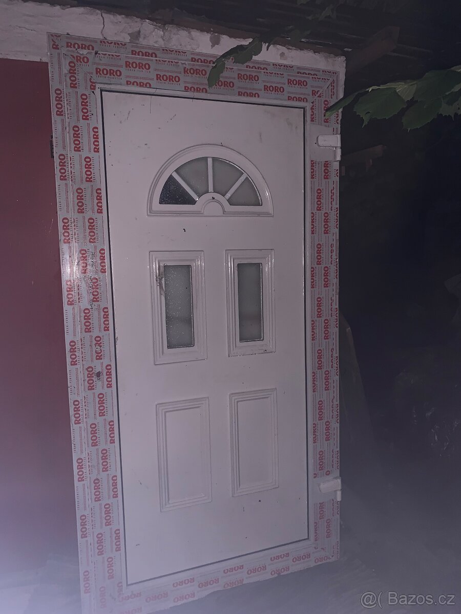 Prodám vchodové plastové bílé dveře 100/P