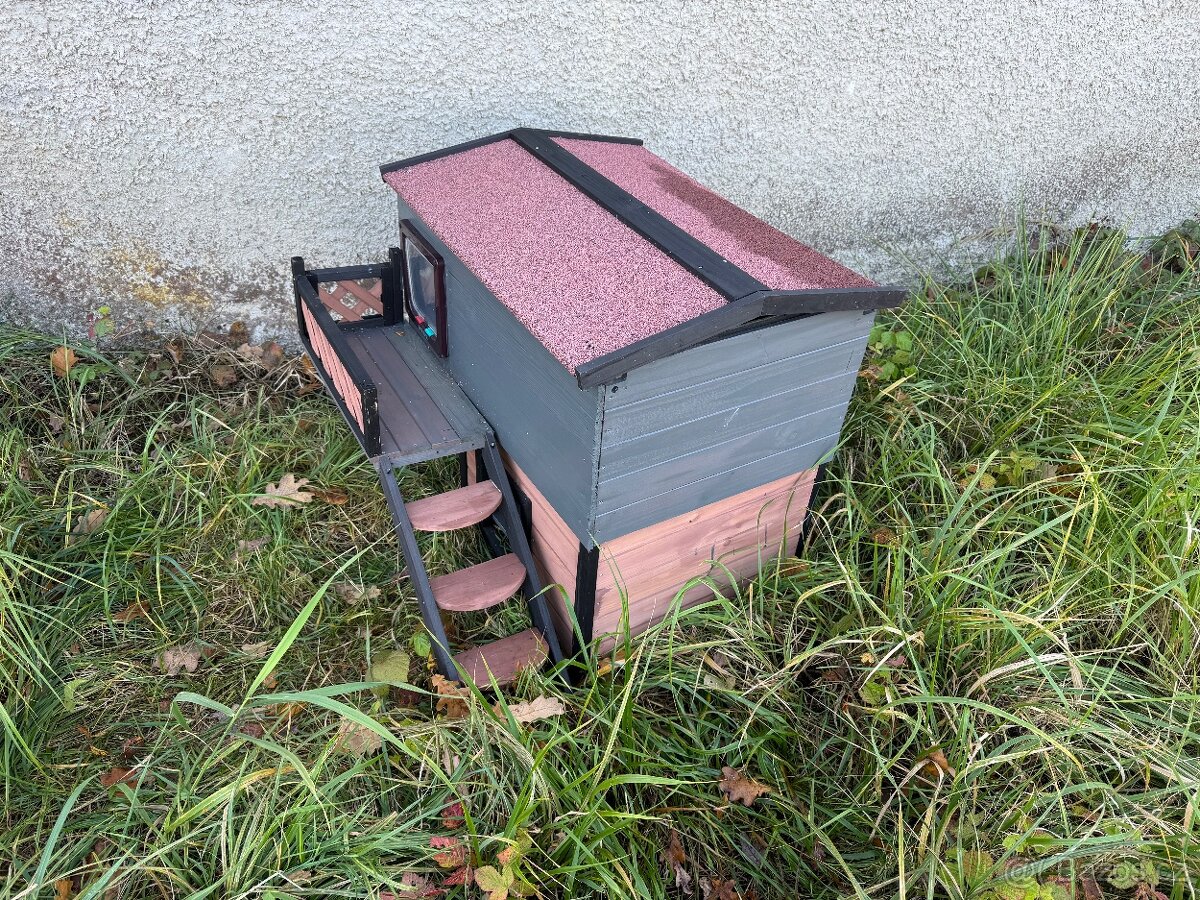 Dvoupatrový kočičí domeček