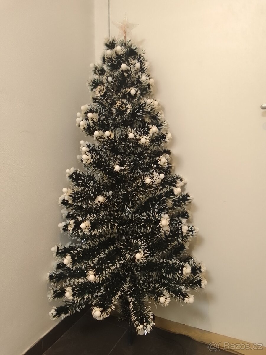 Umělý vánoční stromek s osvětlením