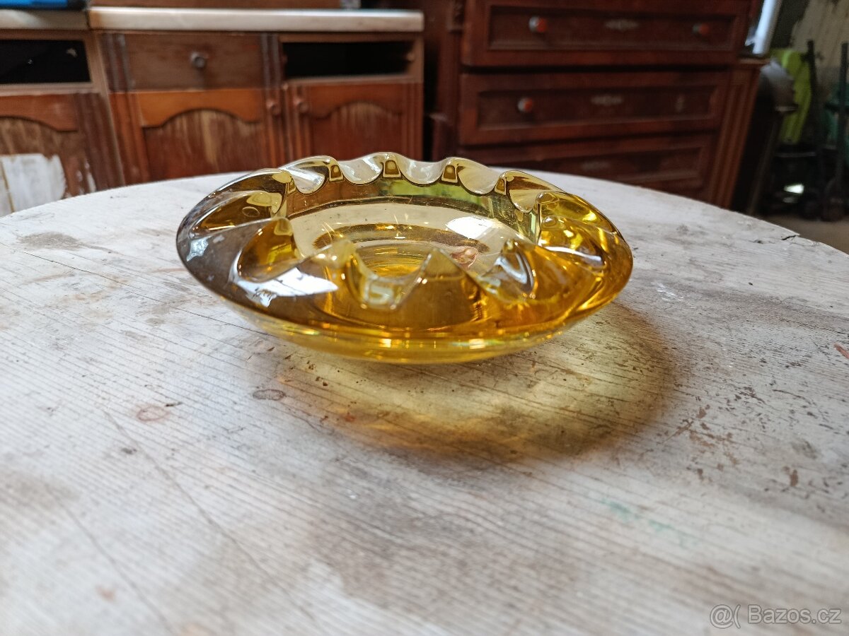 Retro Skleněný Popelník – Broušené Sklo v Barvě Amber