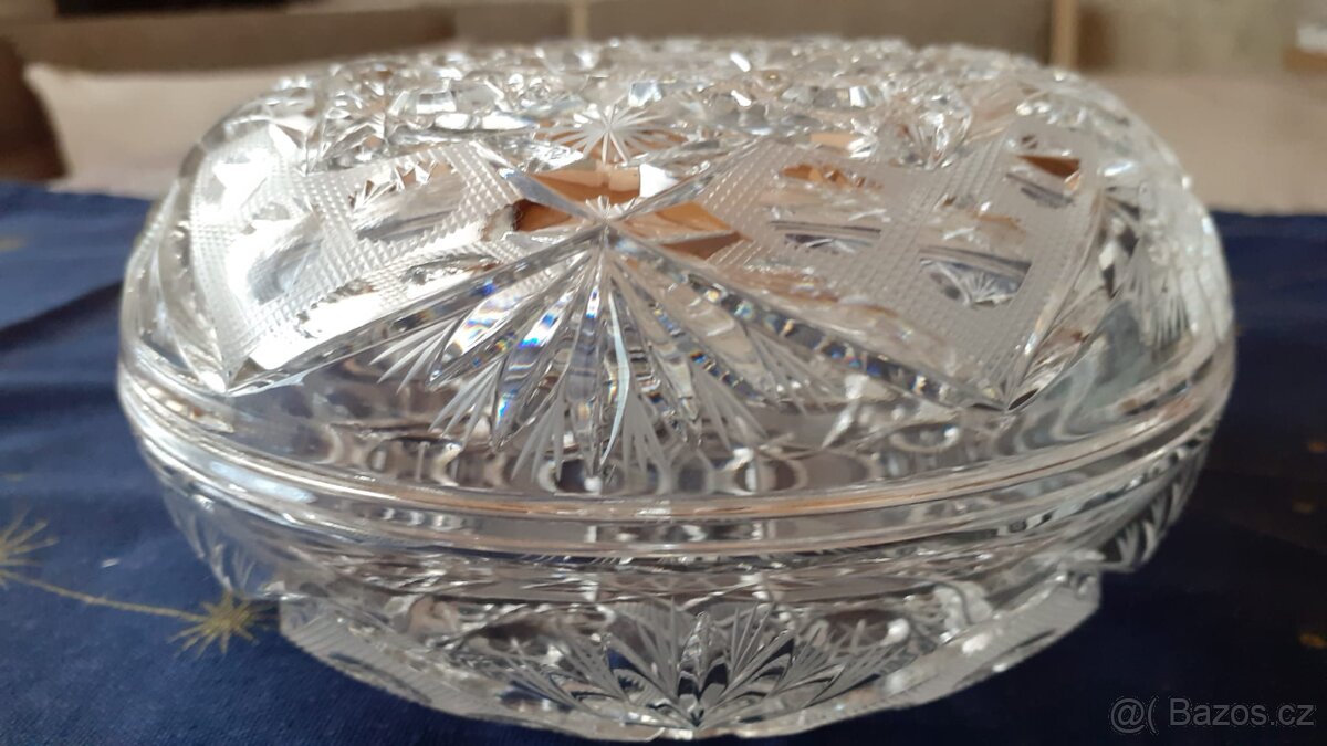 Broušená dóza s víkem