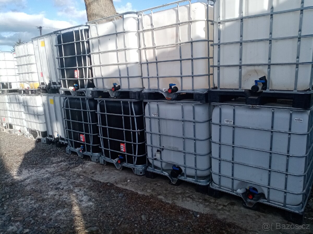 IBC nádrže na všechno černé bílé a klece