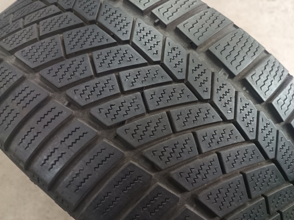 225/40 R18 CONTINENTAL (1817)