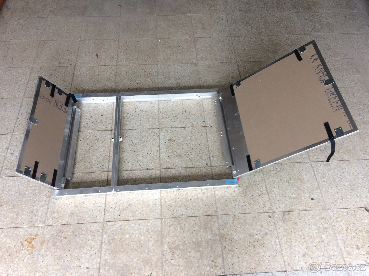 Revizní dvířka pod obklady