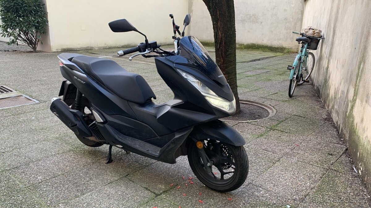 Pronajem skútru Honda PCX 125