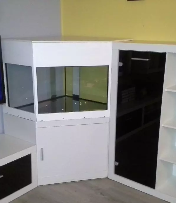 Prodám rohové akvárium