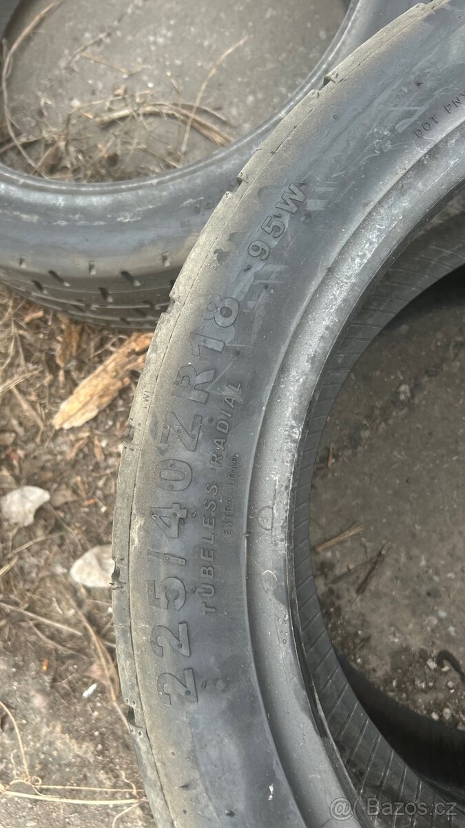 Semi slick 225/40r18