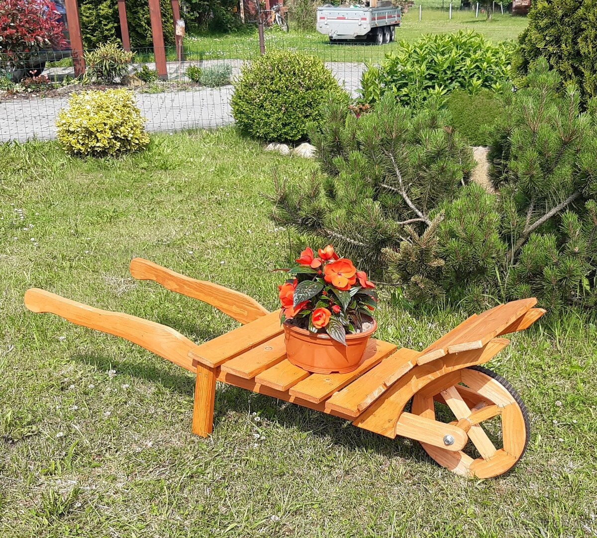 TRAKAŘ DEKORACE NA ZAHRADU