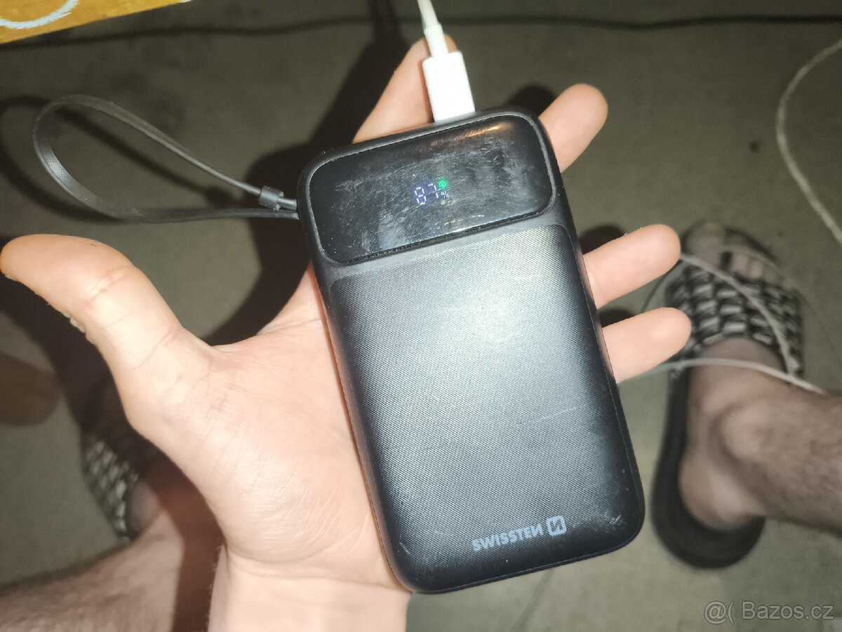 Swissten Power Bank s integrovanými kabely