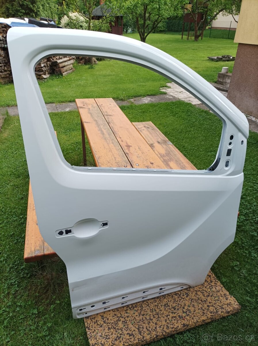 Renault Trafic III - IV pravé přední dveře + ochranné lišty