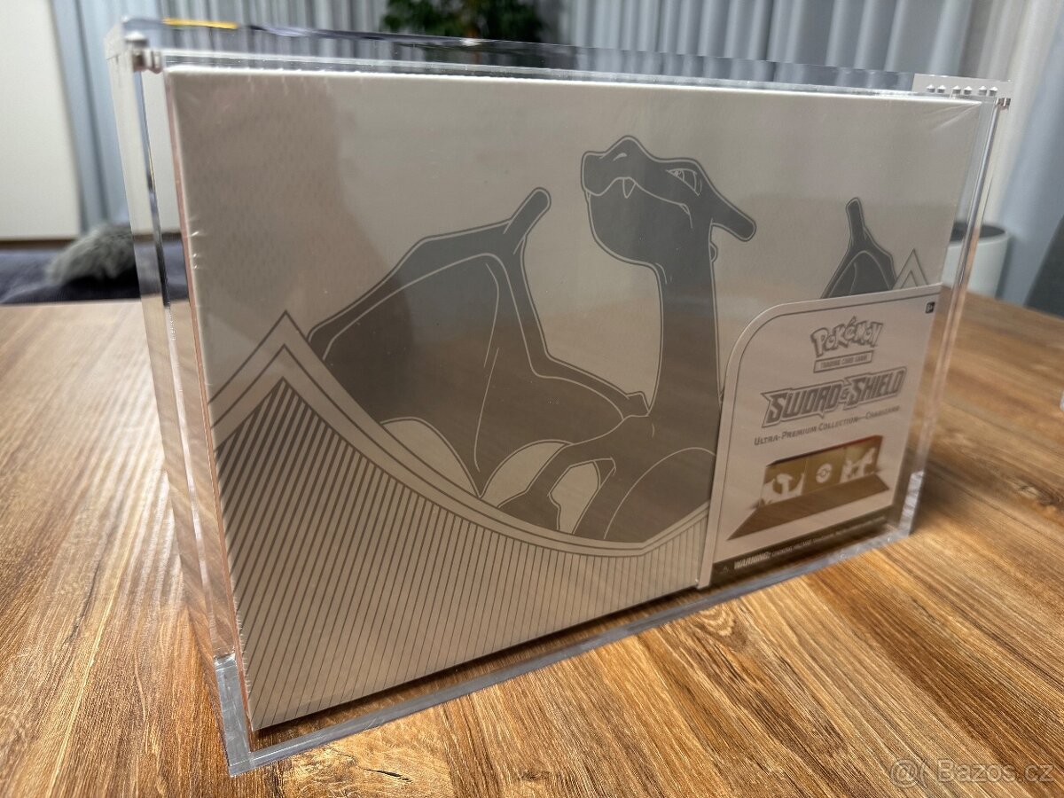 Pokemon UPC Charizard včetně akrylového boxu Gemloader
