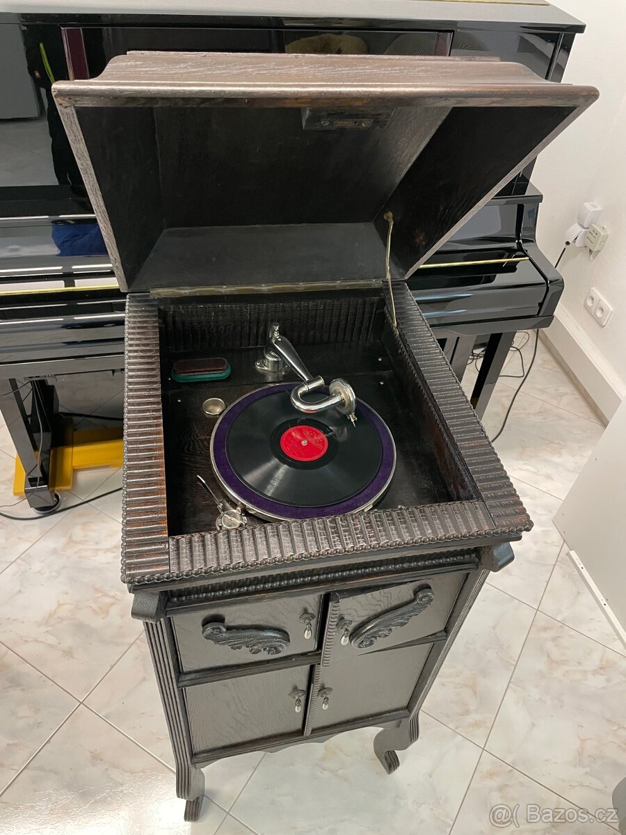 Starožitný gramofon na kliku