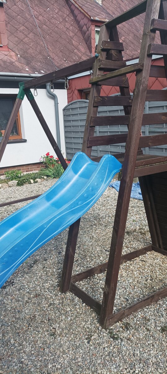Houpačka se skluzavkou