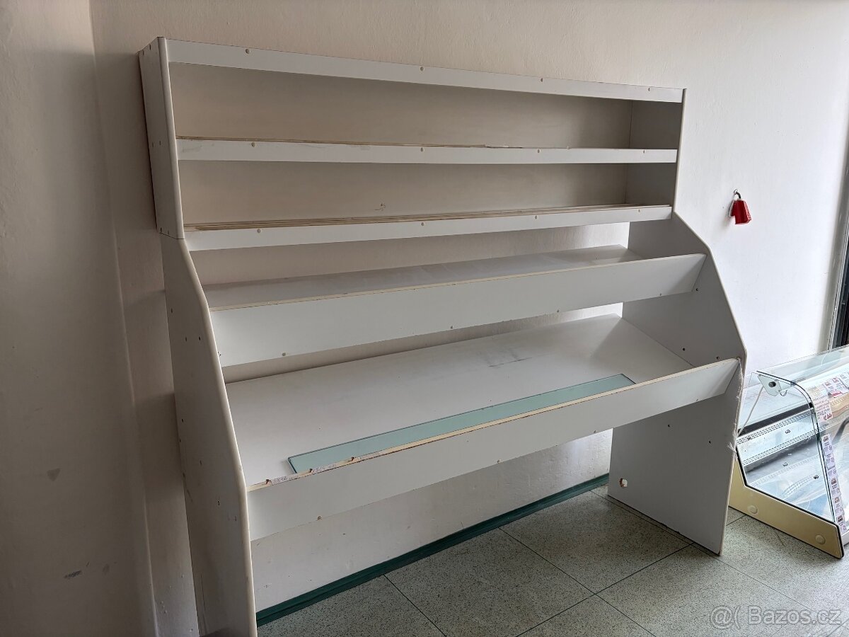 Prodejní regály a chladící pult