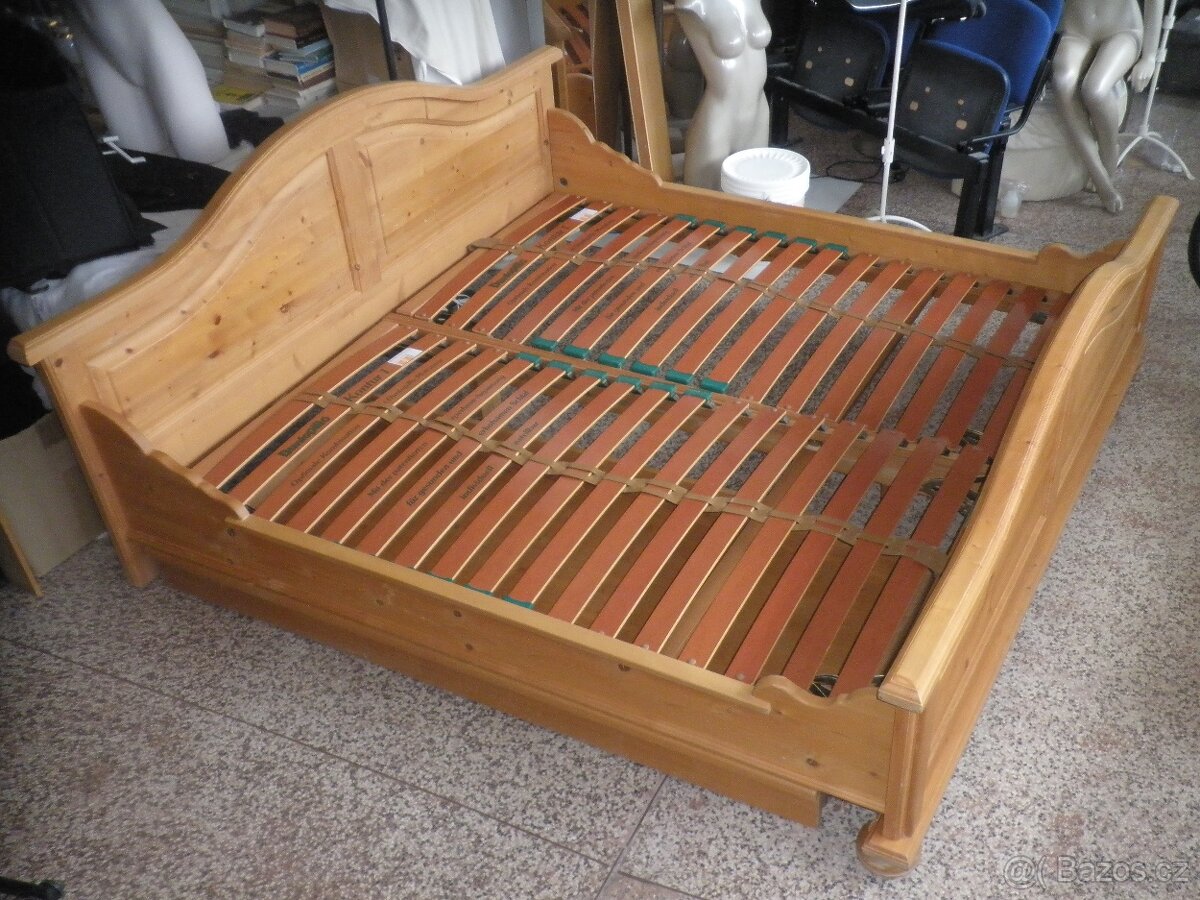 Dřevěná manželská postel s rošty