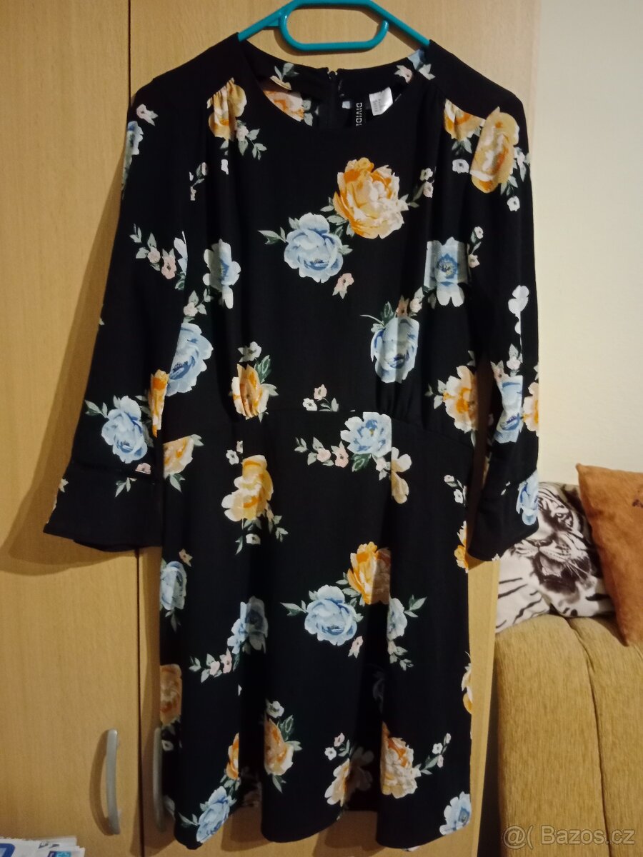 Dámské černé šaty s květy
