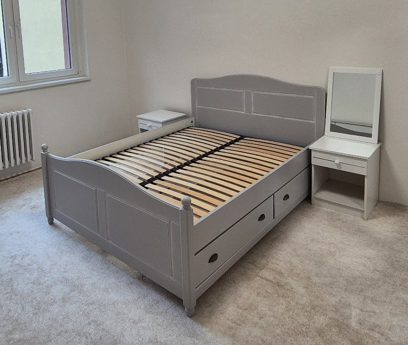 Dvoulůžková postel