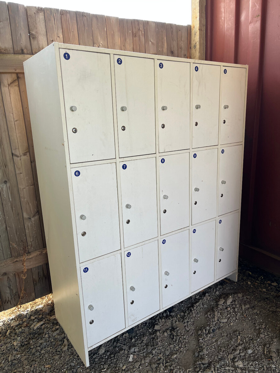 Skříňka se zamykacími boxy