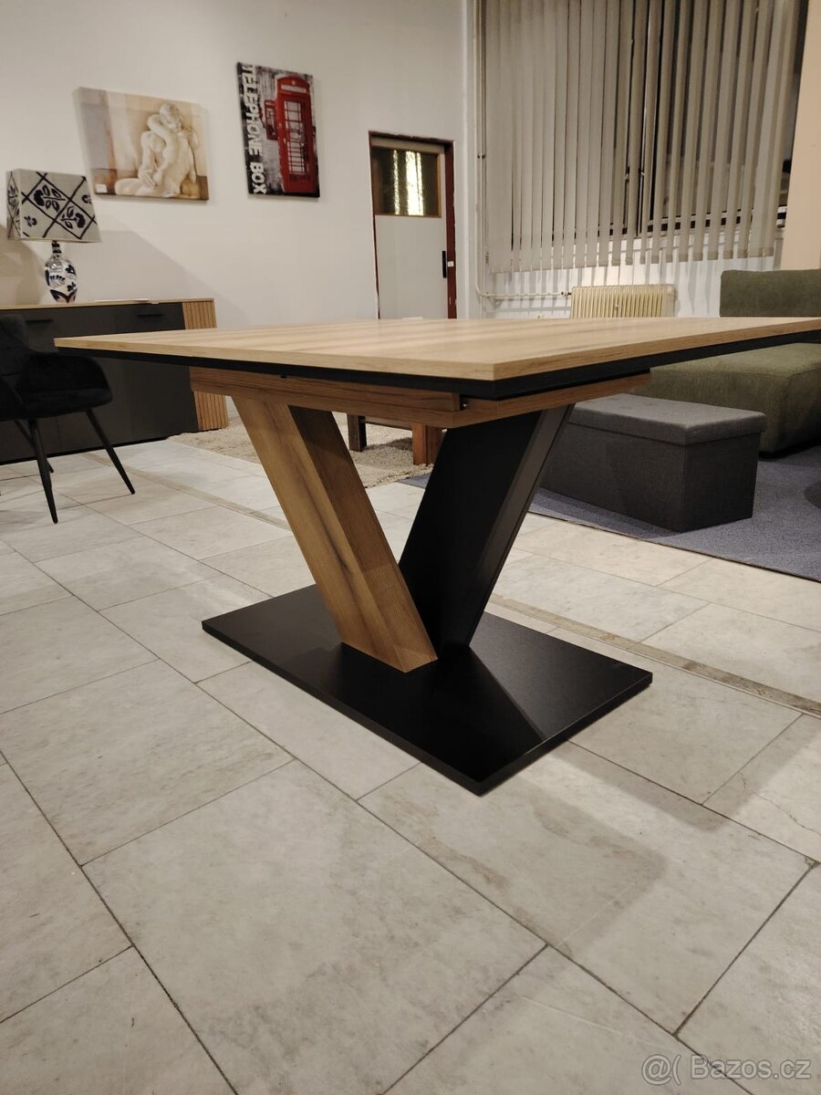 nový rozkládací designový jídelní stůl
