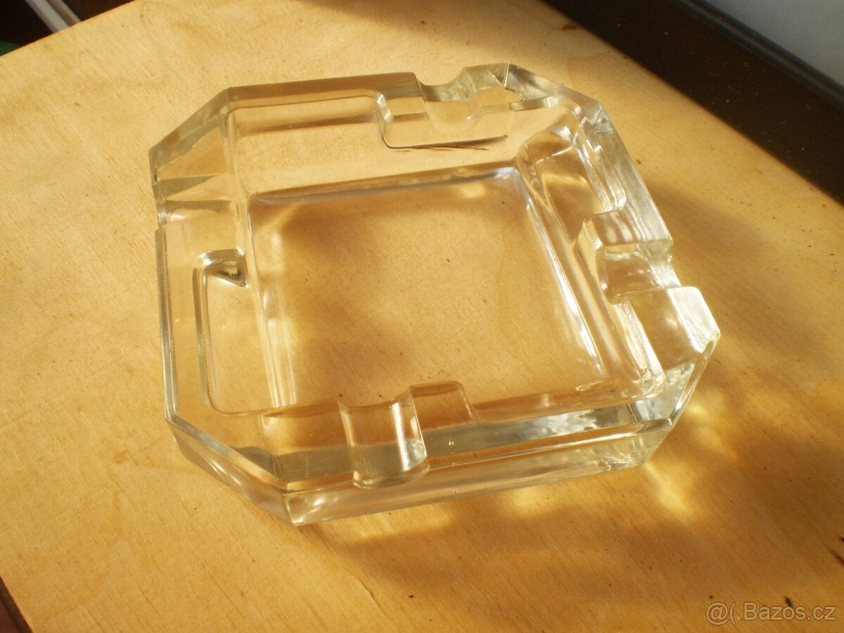 Starožitný skleněný popelník art-deco