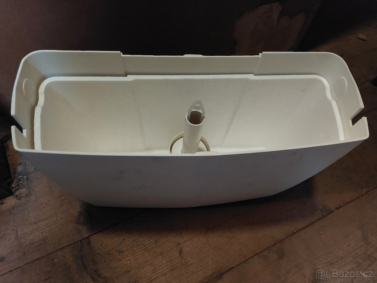 Závěsná WC nádržka