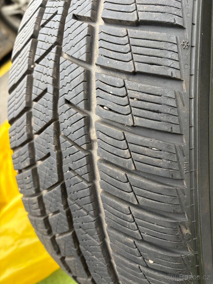 Zimní pneu 205/45 R 18 - 90 V …