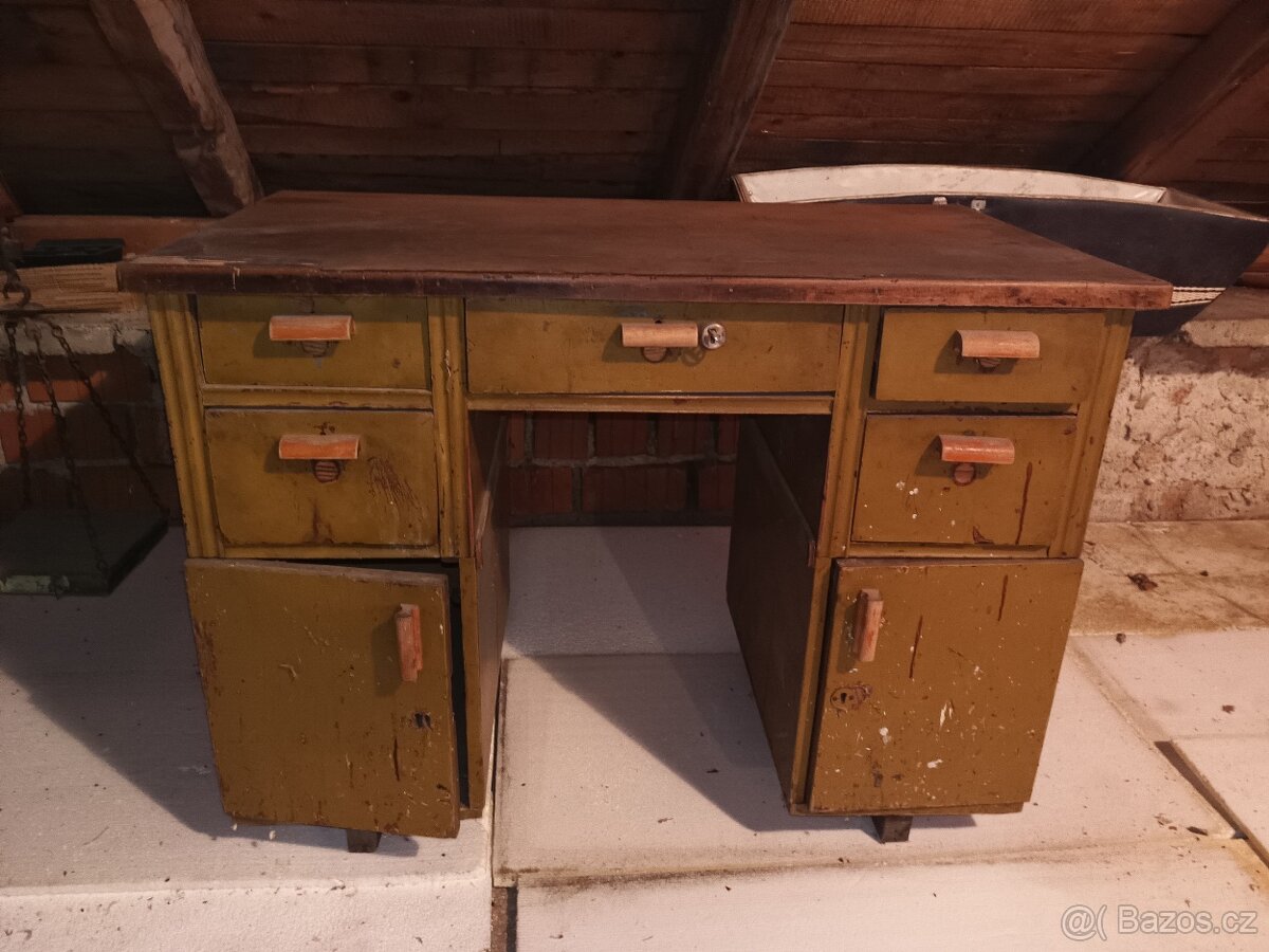 Masivní psací stůl