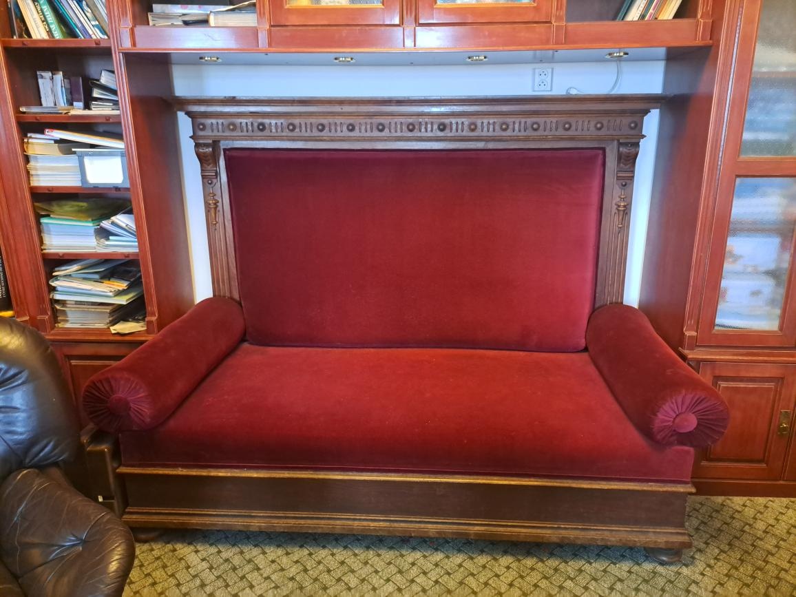 Historická stylová pohovka