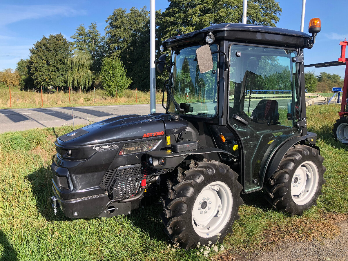 Malotraktor AGT 1060 - otočné pracovisko řidiče + kabina