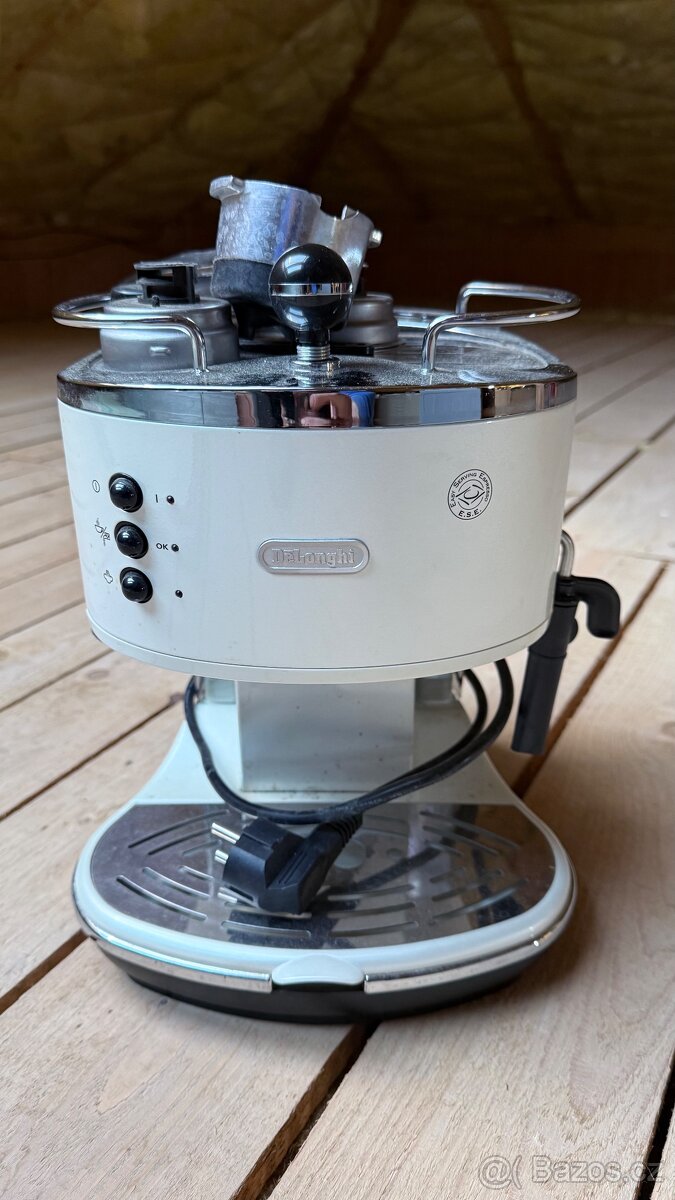 Pákový kávovar De'Longhi ECO 310W bílá