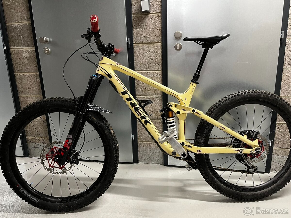 TREK REMEDY 9.8, M/L–full karbon, airbrush lak, TOP výbava