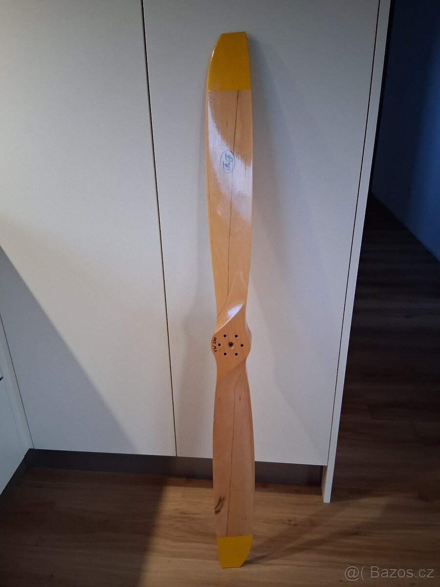 Dřevěná vrtule na zeď