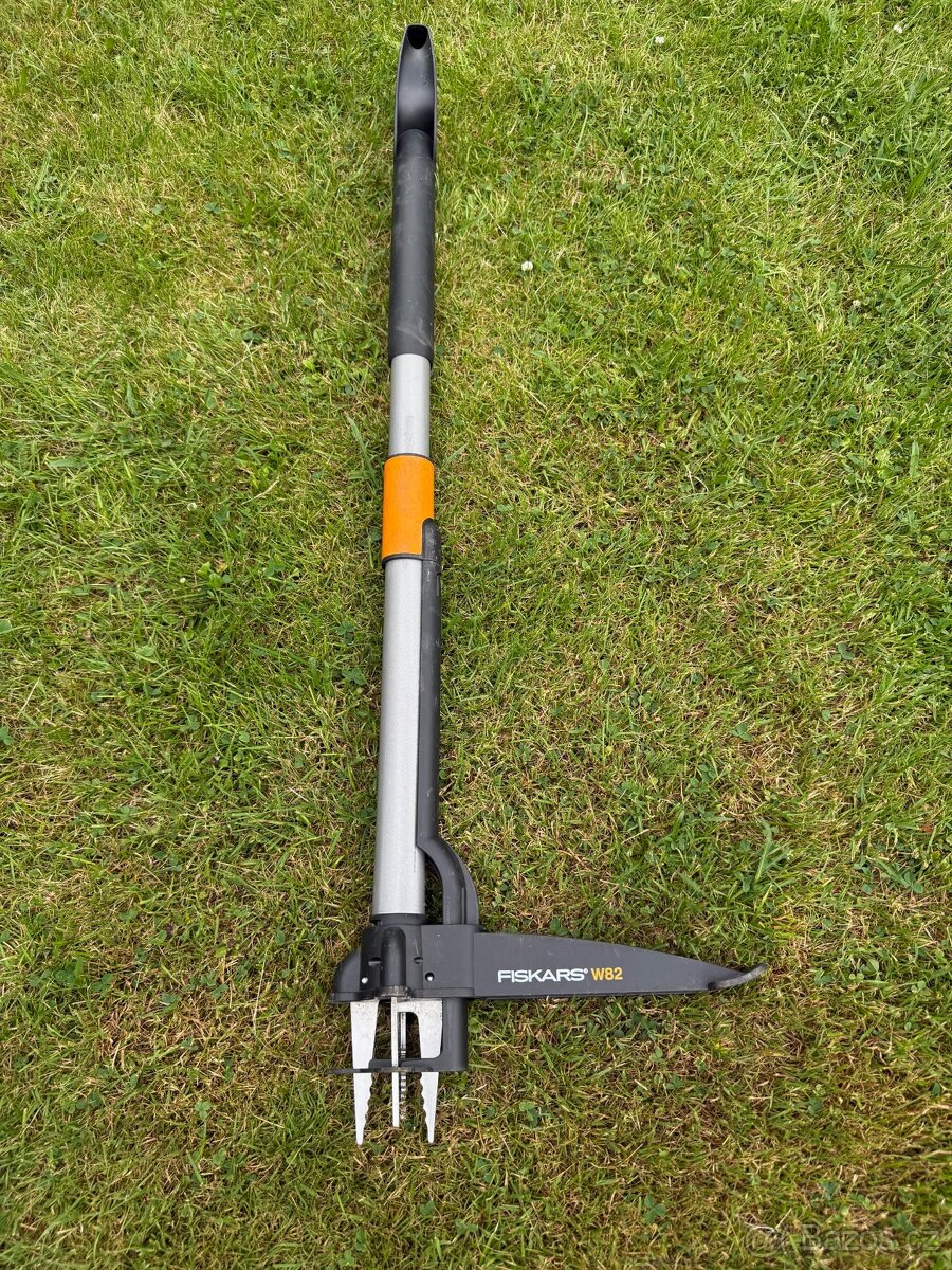 Fiskars vytrhávač plevele