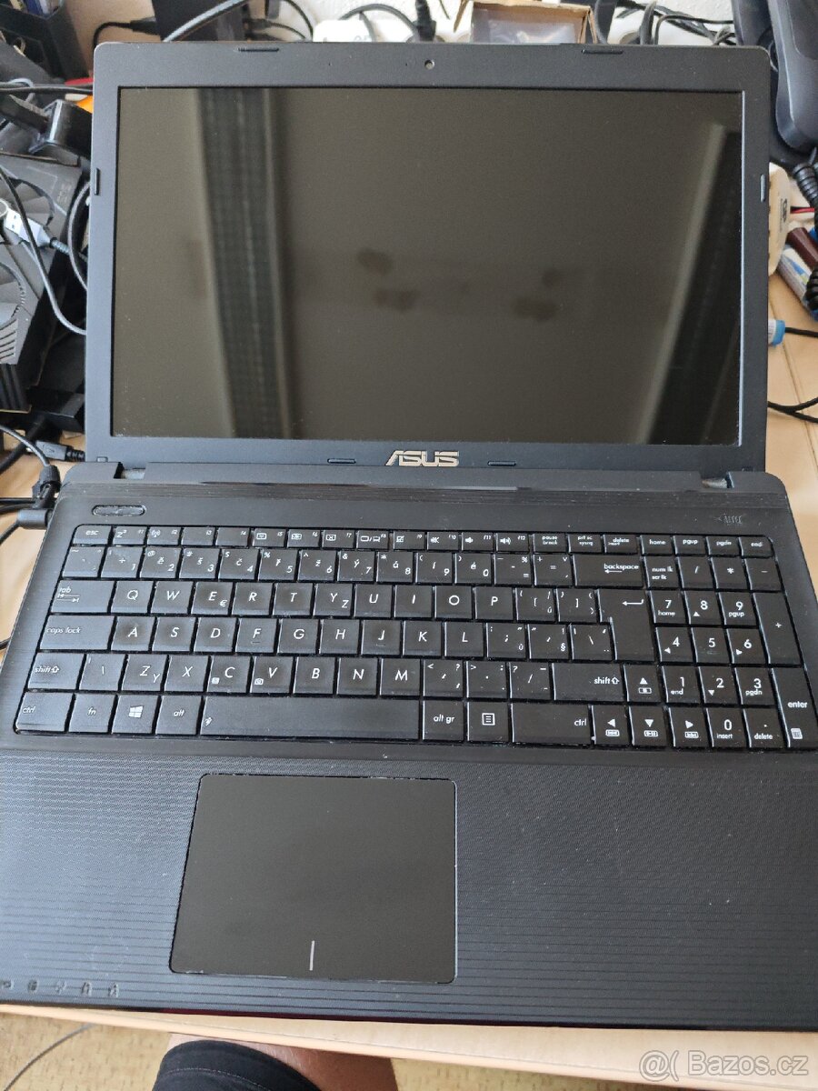 Hezký notebook Asus X55a s 500GB SSD (baterie KO)