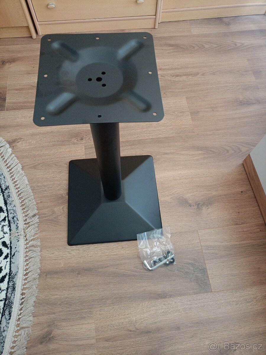 Stojan pod stůl