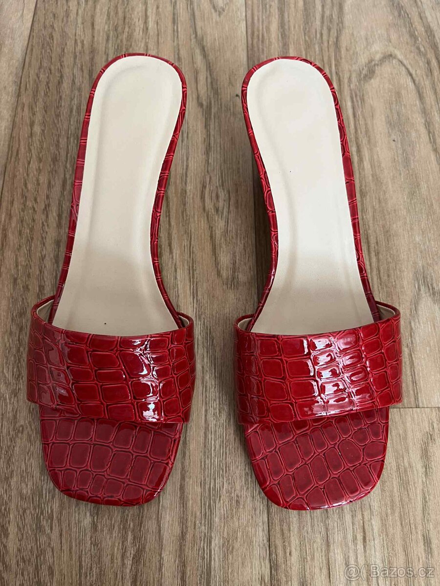 Prodám dámské pantofle-sandálky, málo nošené, vel. 6/7.