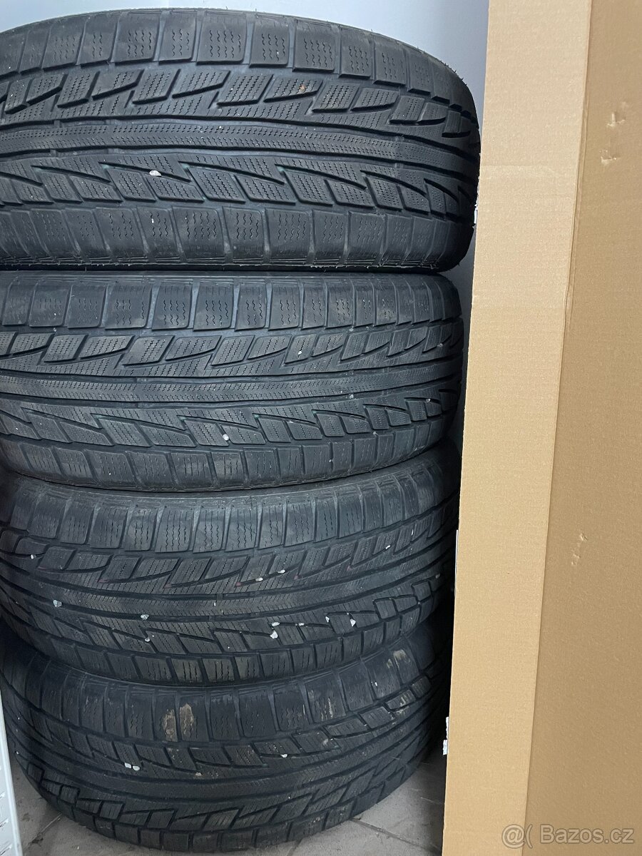 Zimní pneu 235/55/19