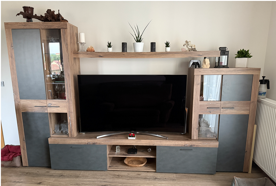 TV stěna – moderní, rok stará