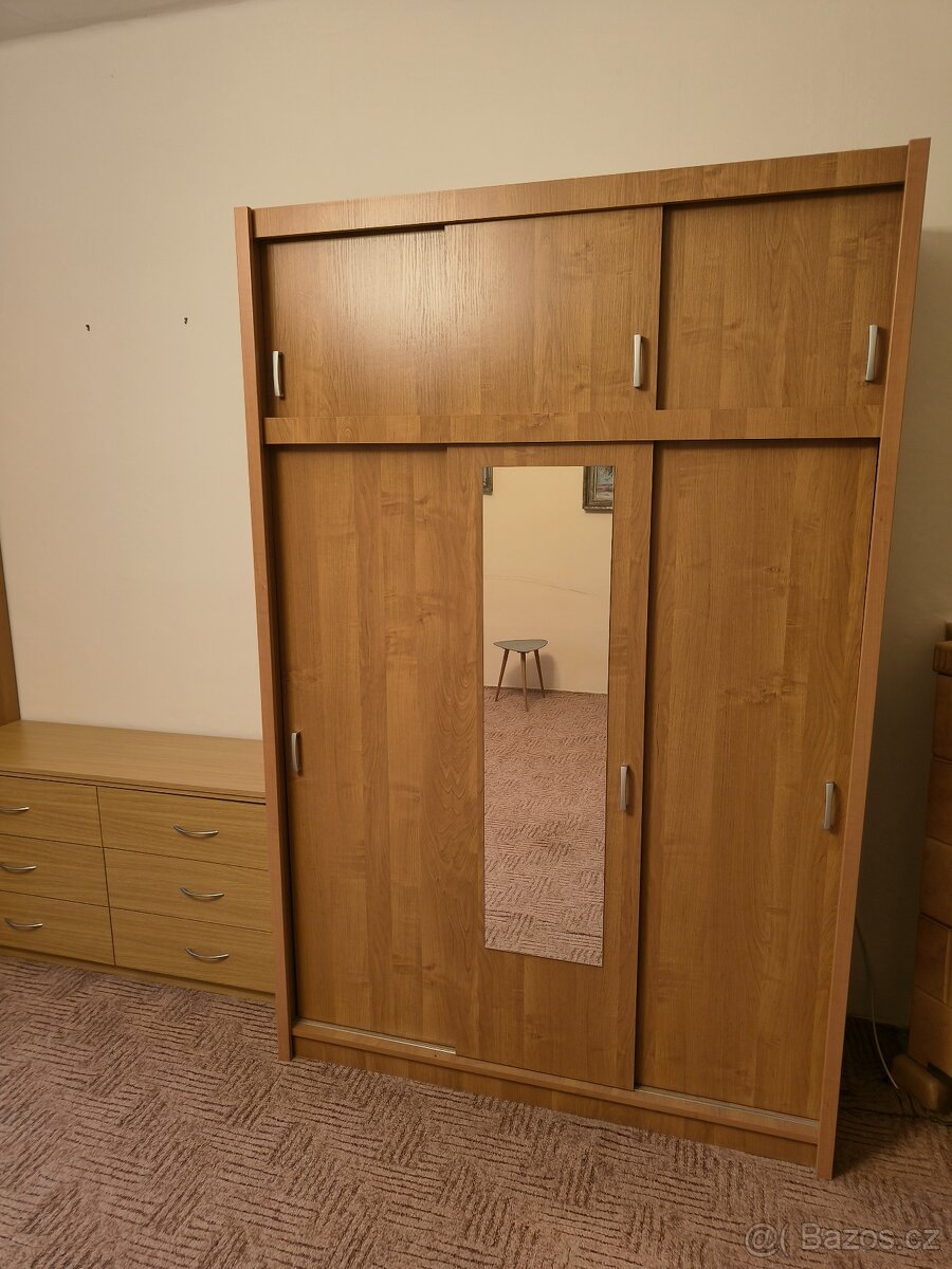ŠATNÍ SKŘÍNĚ