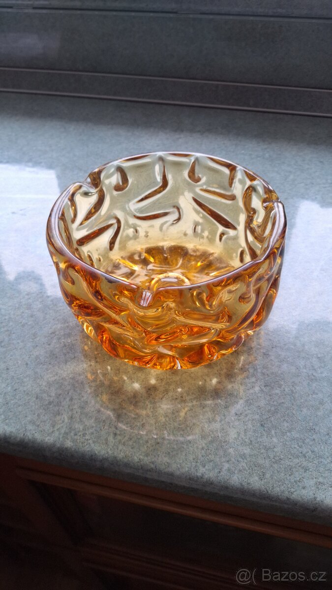 Popelník z hutního skla z období československa