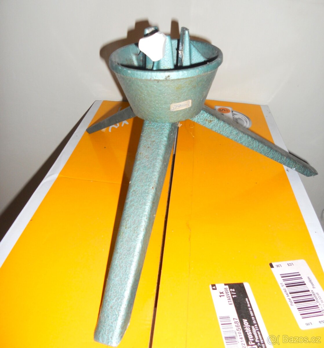 Stojan na vánoční stromek s nádobkou na vodu.