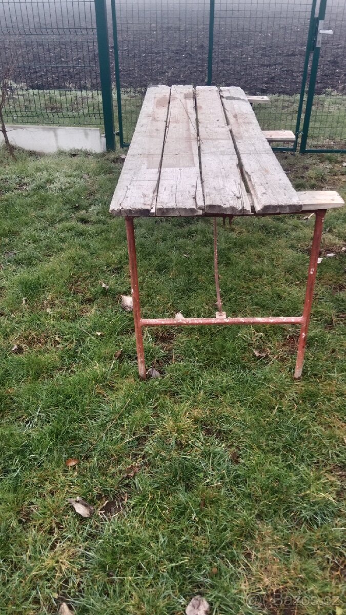 Zednicky, pracovní stůl